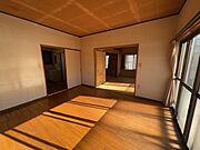 【2階洋室】ダブルベッドを置いても余裕があるお部屋です♪  ※リフォーム前写真