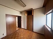 【洋室】全居室に窓が2つあるので、風通し良好です♪※リフォーム前写真
