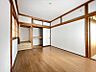 洋室：【洋室】押し入れ付きで布団なども楽々収納できます♪