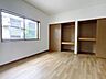 洋室：豊富な収納を備えた1階洋室、お部屋を広々と有効活用できます♪※リフォーム後写真