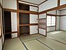 和室：【2F和室】2階の和室も続き間になっており、襖を開けると広々と使え、突然の来客にも対応できます