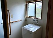 ◆内観｜湿気がこもりがちな洗面室も、窓を開ければ一気に空気の入れ替えが可能！