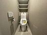 トイレ：毎日の生活に欠かせない、快適な温水洗浄便座付きのトイレです。明るく清潔感ある心地よい空間です