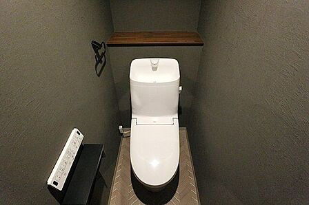 毎日の生活に欠かせない、快適な温水洗浄便座付きのトイレです。明るく清潔感ある心地よい空間です