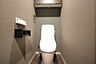 トイレ：毎日の生活に欠かせない、快適な温水洗浄便座付きのトイレです。明るく清潔感ある心地よい空間です