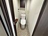 トイレ：毎日の生活に欠かせない、快適な温水洗浄便座付きのトイレです。明るく清潔感ある心地よい空間です