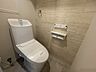 トイレ：毎日の生活に欠かせない、快適な温水洗浄便座付きのトイレです。明るく清潔感ある心地よい空間です