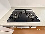 調理の作業効率が上がる3口コンロ。毎日のご家族のお食事作りや作り置きをする際にも活躍してくれそうです。