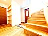 玄関：お客様をお迎えする玄関は落ち着いた雰囲気。帰りに着くたび洗練されたテイストの空間に迎えられ誇りと喜びを感じる玄関まわりです。