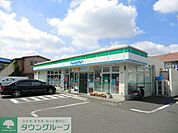 ファミリーマート 徒歩7分。コンビニ 560m