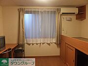 ベッド横、下に収納スペースあり