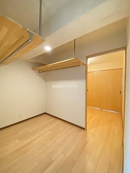 ウォークインクローゼットは、衣類やバッグ、小物まで一か所にまとめて収納できるため、部屋全体がすっきりと片付きます。