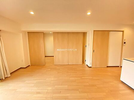 洋室5.1帖の引き戸を開けて ゆったりとお過ごしいただけます!