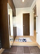 温かみのある木目調の建具がおしゃれな玄関！姿見や手すり付きで、日々の使いやすさにもこだわっています◎