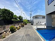 前面道路は約4.4m。本物件は右側です。