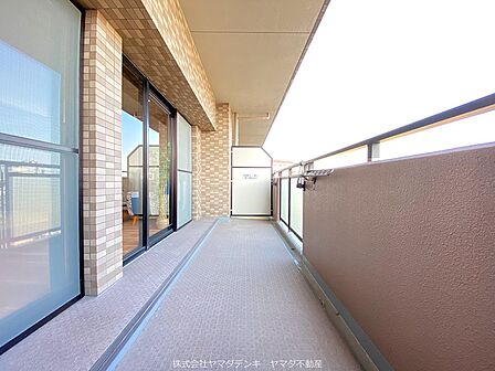 バルコニー面積11.02m2 洗濯物や布団を干すだけではなく ガ-デニングやベンチなどを置いても充分なスペ-スになります。