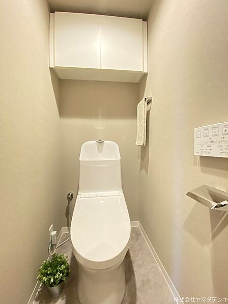 ウォシュレット付きトイレ 壁リモコンタイプで使い勝手もいいですね。