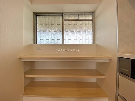 明るい窓が印象的なキッチン収納スペース。コンセントも備え、家電の配置にも配慮しました。