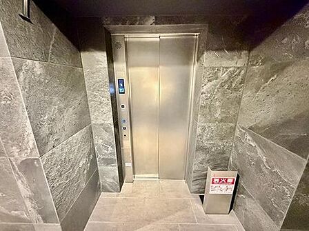 日々の移動をスムーズにするエレベーターを完備。スタイリッシュな空間で快適な暮らしをサポートします。