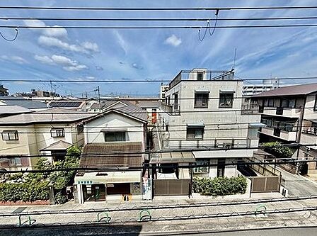 空の広がりを感じる眺望です。周囲の街並みを見渡し、日々の暮らしに安らぎを添える風景をお楽しみください。