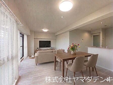 白をベースにしたシンプルながら洗練されたリビングは、誰もが親しみを持てますね 家具はイメ-ジ画像です。
