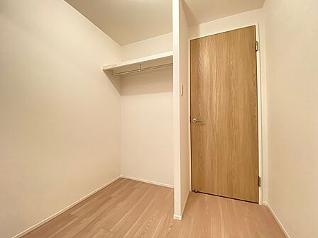 収納力のあるウォークインクローゼットで、季節ものや趣味の道具もすっきりと収納できます。お部屋を広々と使える空間です。