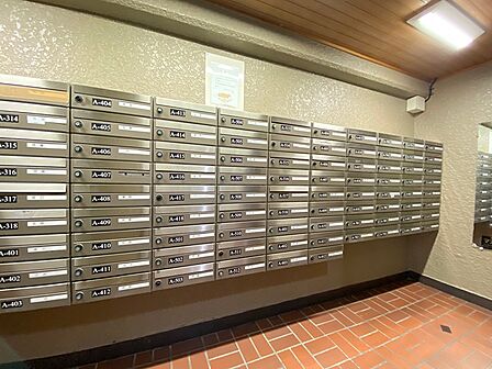 多くの住戸に対応した集合ポストは、住戸ごとに区分けされ、郵便物の管理をスムーズにします。セキュリティ面にも配慮されており、安心して利用できます。