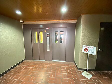 移動に便利なエレベーターを完備。上階へのアクセスもスムーズです。防犯カメラも設置されており、暮らしの安心感をサポートします。
