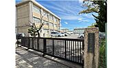 岐阜市立三里小学校（1015m）
