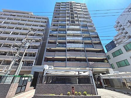 地上14階建ての存在感あるマンション外観