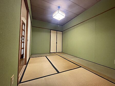 和室は客間としても、普段の寝室としてもお使いいただけます。どこか安心感を感じさせる畳のお部屋です。
