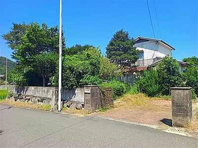 外観:南側道路に面した広々とした土地です。古家は建替も可能。お好きなハウスメーカーで建築できます。 外観:南側道路に面した広々とした土地です。古家は建替も可能。お好きなハウスメーカーで建築できます。