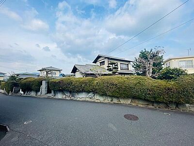 外観:陽光たっぷりの南西向き土地。平屋住宅や広い庭を活かした暮らしを叶えたい方に最適です。 外観:陽光たっぷりの南西向き土地。平屋住宅や広い庭を活かした暮らしを叶えたい方に最適です。