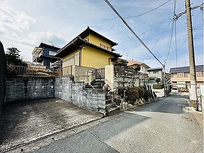 外観:土地約80坪の広さを誇る、平成5年築の注文住宅です。1階に居室が3部屋あり、ご年齢を重ねても安心して暮らせる間取り設計。穏やかな時間が流れる、心あたたまる住まいです。 外観:土地約80坪の広さを誇る、平成5年築の注文住宅です。1階に居室が3部屋あり、ご年齢を重ねても安心して暮らせる間取り設計。穏やかな時間が流れる、心あたたまる住まいです。