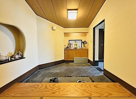 北エレベーター側の玄関です♪※掲載画像の一部はAIにより家具等を加工・削除しています。現況と異なる箇所は現況を優先します。