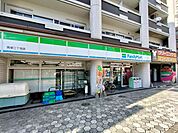 ファミリーマート 馬借三丁目店 徒歩4分。 290m