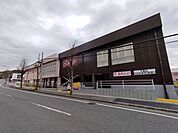 ドラッグストアコスモス大里店 徒歩2分。 100m