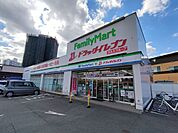 ファミリーマート ドラッグイレブン北方店 徒歩4分。 320m