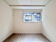 1階洋室5.3帖です。日当り良好♪防犯シャッター付きなので安心ですね♪