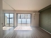 ブラウンの床に広がる午後の日差し。温もりあふれるカラーコーディネートが際立つ住まい。