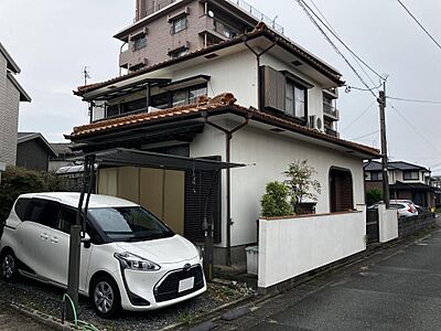 外観:南東より撮影。駐車場にゲートがあります。 外観:南東より撮影。駐車場にゲートがあります。