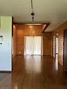 ダイニング側はリビングに比べるとシンプルな空間となっています。南側と北側に窓があるので、風通しの良い空間です。