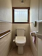 手洗い別のトイレです。手すりも付いているので、皆さま安心してお使いいただけます。