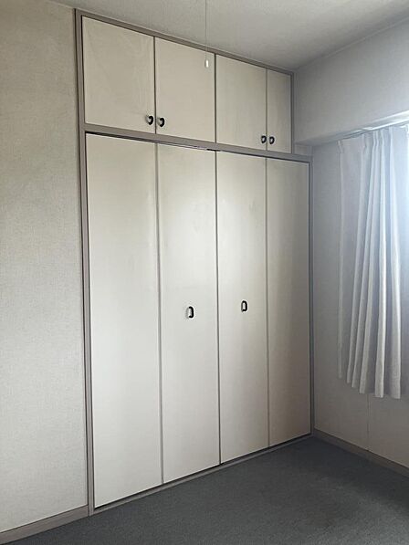 玄関横の洋室のクローゼットです。