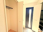 木のぬくもりを感じる明るくシンプルなデザインで、帰宅した家族を優しく迎え入れます。十分なスペースを確保しているため、家族並んでの外出もスムーズ。