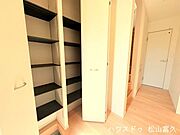 家族の笑顔を迎え入れる玄関には、機能的な収納スペースを確保。散らかりがちな靴をスッキリと収めることで、常に清潔感のある広々とした入り口を保てます。「早く帰りたくなる」我が家の顔を美しく整える設計です。