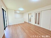 15畳超のLDKは、全室南向き設計ならではの豊かな採光が魅力。広大な庭へと視線が抜ける開放感と、家族の様子を見守れる対面キッチンが、温もりあふれる団らんを叶えます。