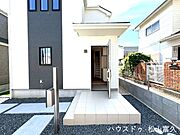 切妻屋根が描く美しいシルエットが、一軒家らしい安心感と落ち着きを感じさせます。玄関周りにはスマートな照明やポストを配し、夜間も家族を温かく迎える演出。50坪以上の広い土地に堂々と佇む、一棟です。