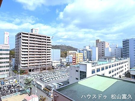 駅徒歩5分の利便性を象徴する立地で、洗練された都市生活の拠点としてふさわしい佇まいです。