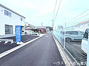前面道路は幅員4mが確保されており、アスファルト舗装で綺麗に整備されています。物件の間口が広いため、日々の車の出し入れもスムーズ。落ち着いた住宅街の中で、安心感のあるアプローチが可能です。